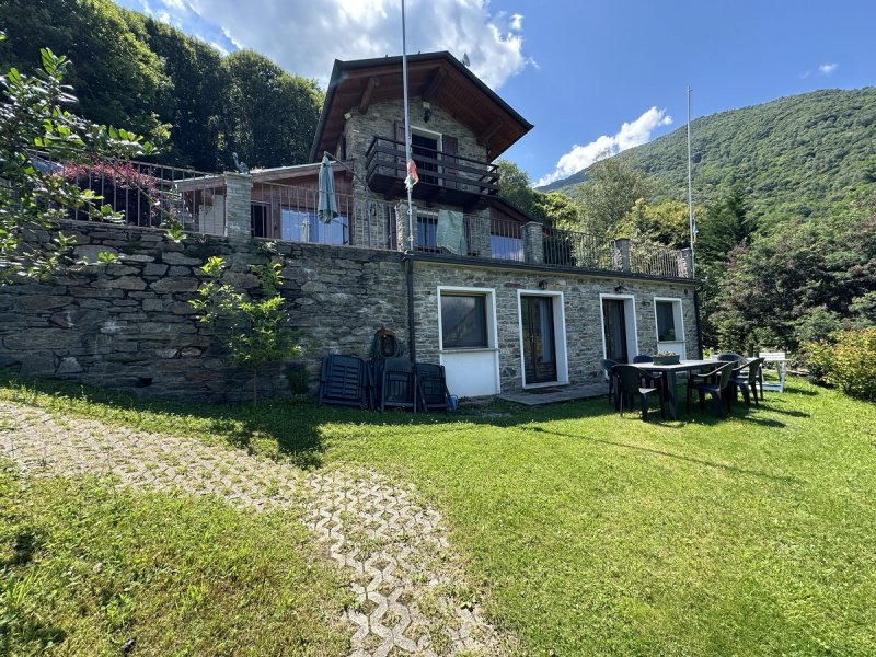 Huis in Pianello del Lario