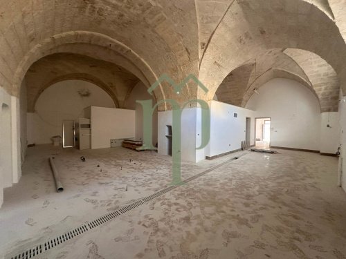Edifício comercial em San Vito dei Normanni