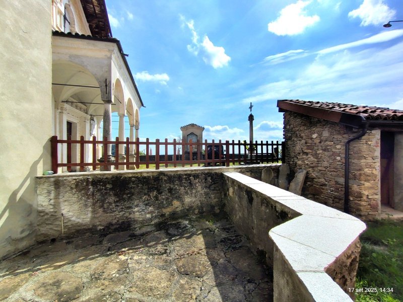 Historiskt hus i Valduggia