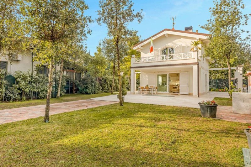 Villa a Forte dei Marmi