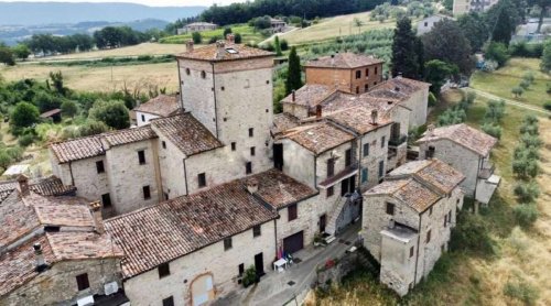 Half-vrijstaande woning in Todi