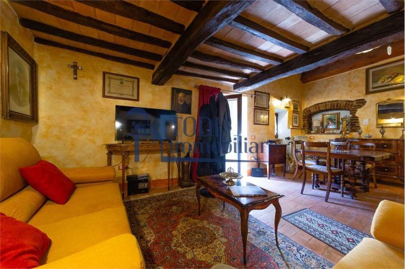 Half-vrijstaande woning in Todi