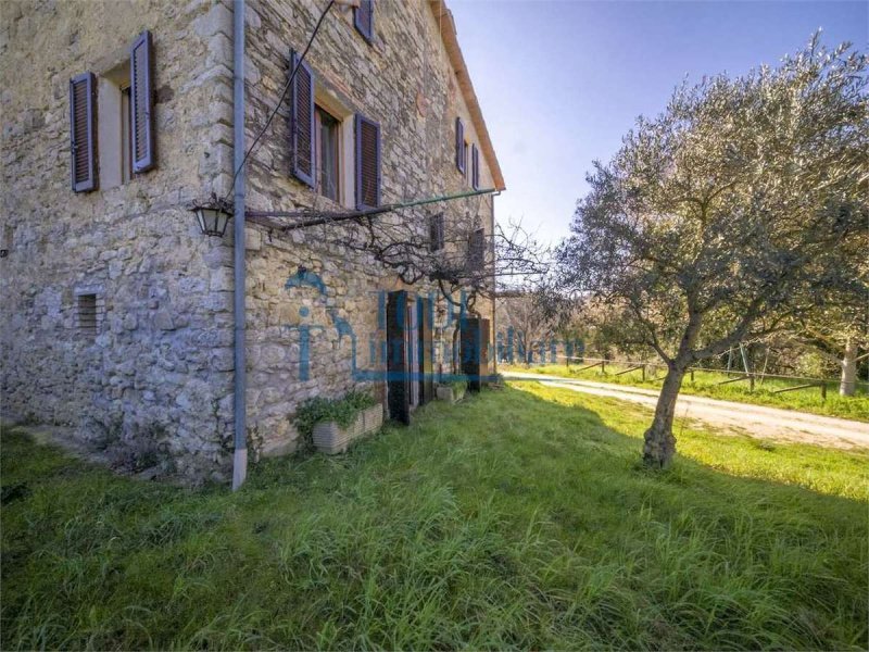 Half-vrijstaande woning in Todi