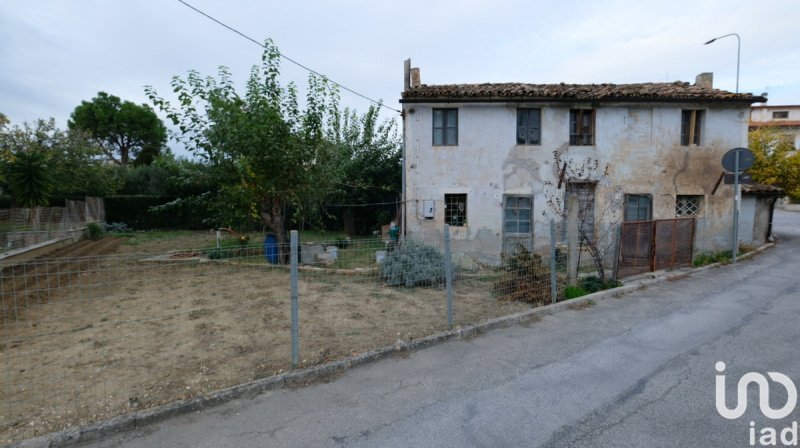 Klein huisje op het platteland in Castelbellino