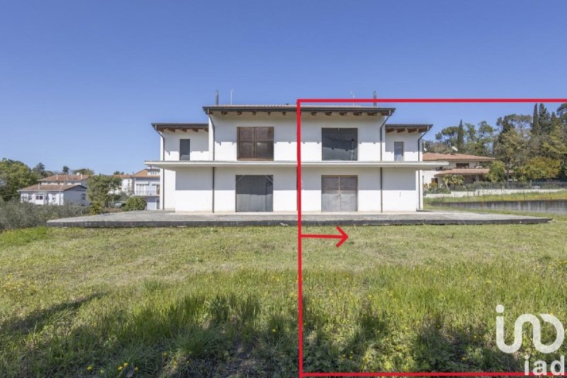 Half-vrijstaande woning in Osimo