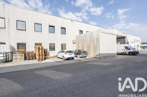 Edifício comercial em Montefano