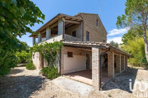 Klein huisje op het platteland in Monte San Pietrangeli