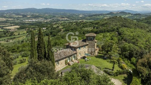 Klein huisje op het platteland in Todi