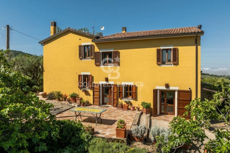 Detached house in Todi