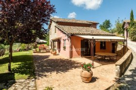 Klein huisje op het platteland in Fossato di Vico