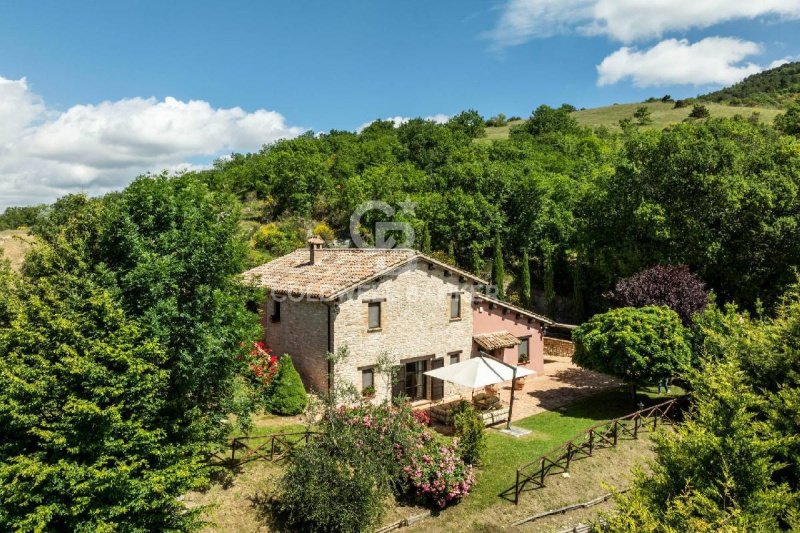 Klein huisje op het platteland in Fossato di Vico