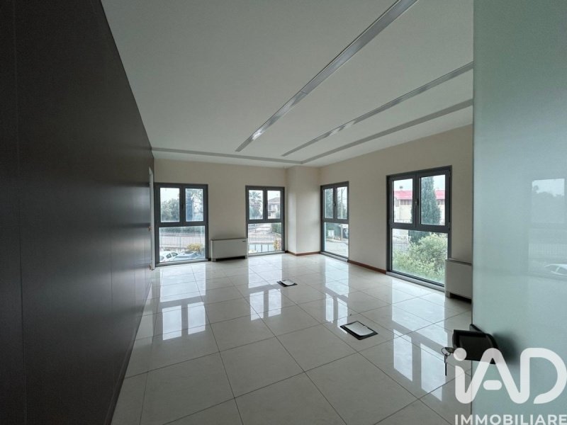 Zakelijk onroerend goed in Osimo