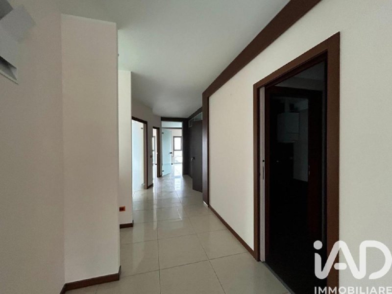 Zakelijk onroerend goed in Osimo