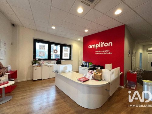 Kommersiell byggnad i Osimo