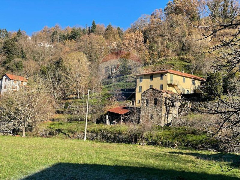 Klein huisje op het platteland in Varese Ligure