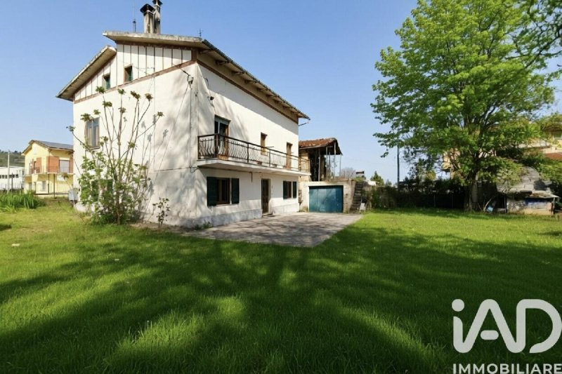 Detached house in Falerone