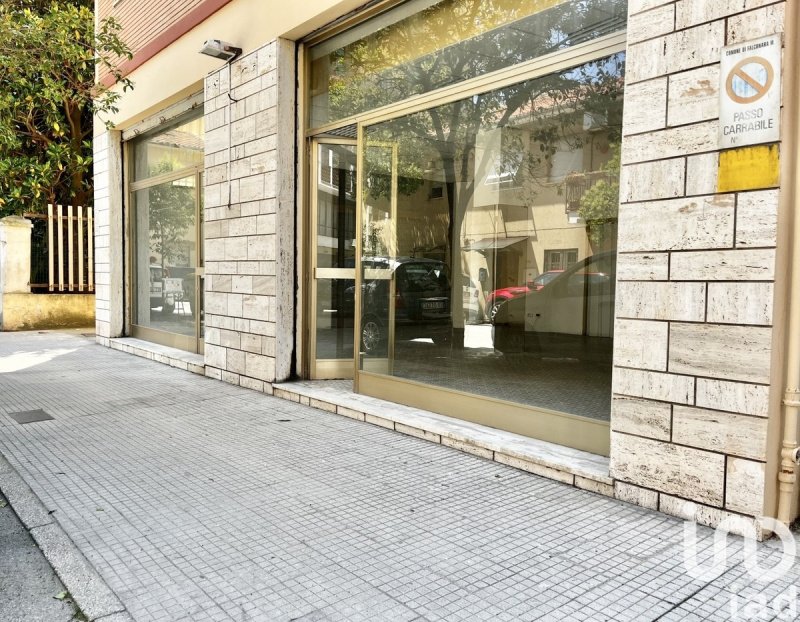 Zakelijk onroerend goed in Falconara Marittima