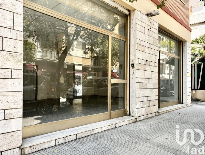 Zakelijk onroerend goed in Falconara Marittima