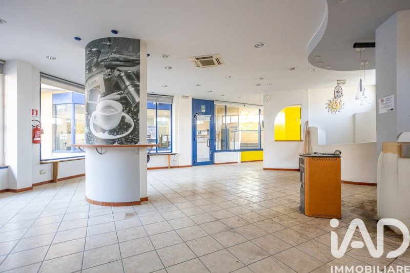 Edifício comercial em Colli al Metauro