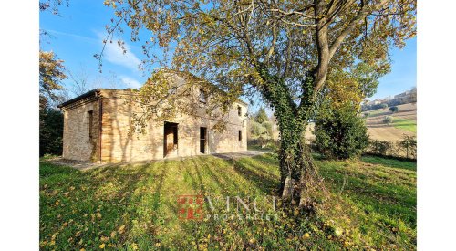 Klein huisje op het platteland in Magliano di Tenna