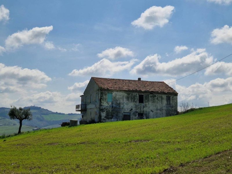 Farmhouse in Montalto delle Marche