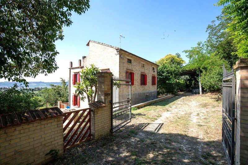 Farmhouse in Altidona