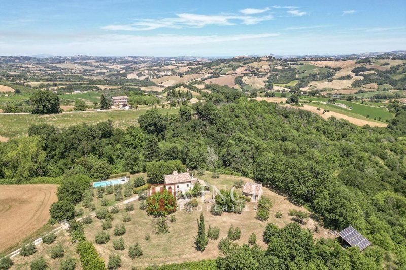 Klein huisje op het platteland in Santa Vittoria in Matenano