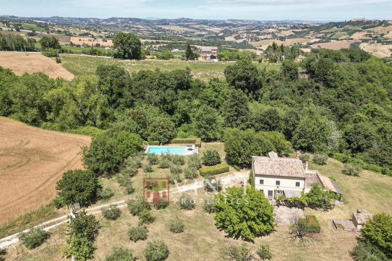 Klein huisje op het platteland in Santa Vittoria in Matenano