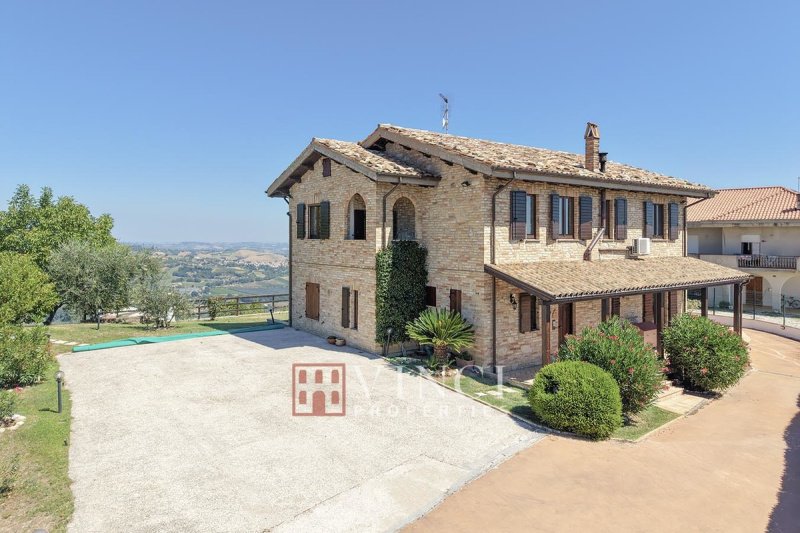 Klein huisje op het platteland in Montalto delle Marche