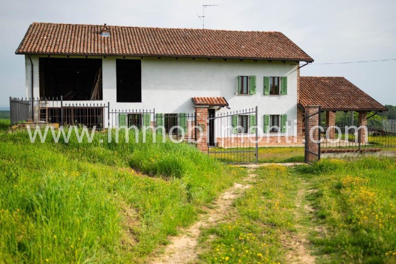 Farmhouse in Incisa Scapaccino