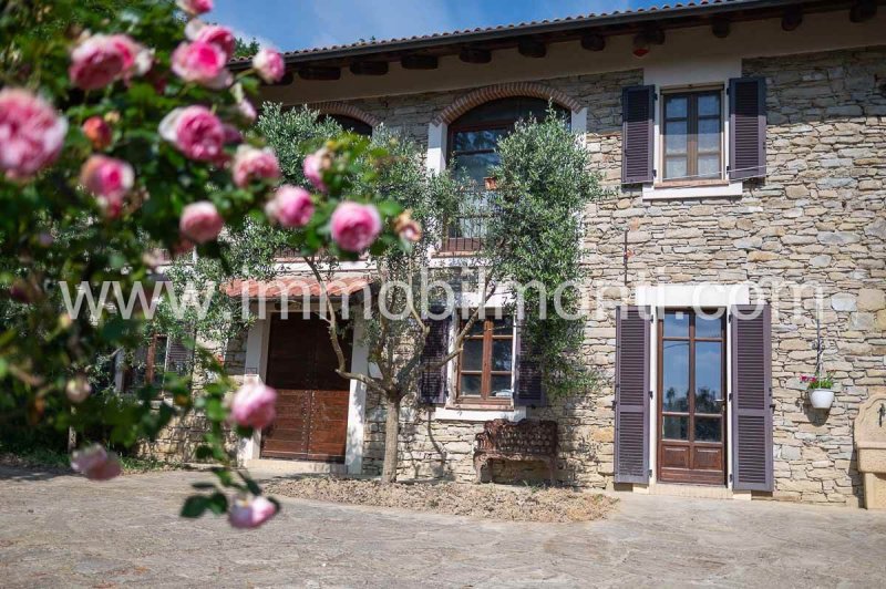 Klein huisje op het platteland in Denice