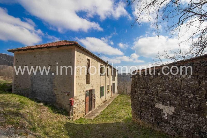 Klein huisje op het platteland in Denice