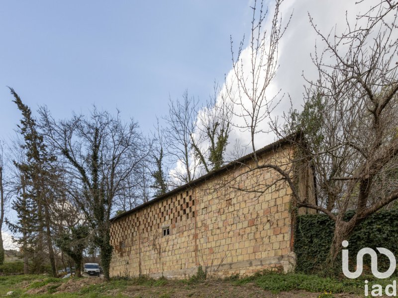 Kommersiell byggnad i Cingoli