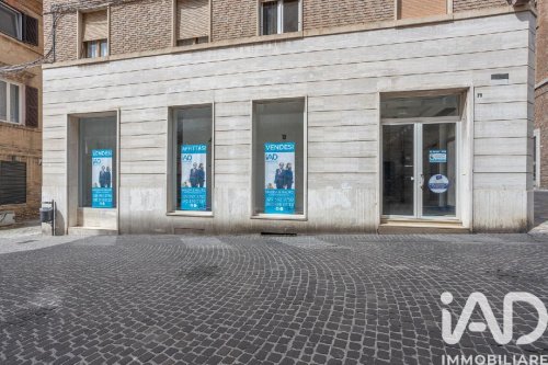 Edifício comercial em Osimo