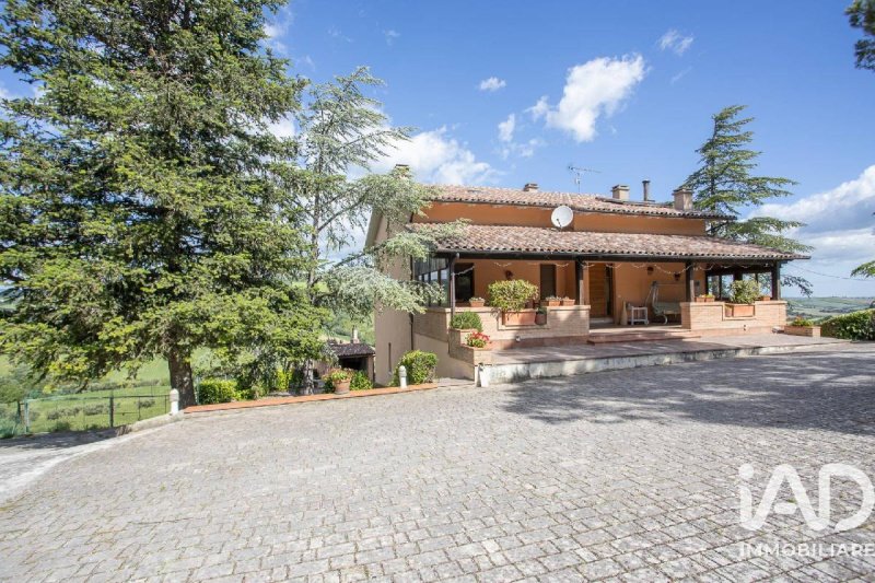 Villa en Colmurano