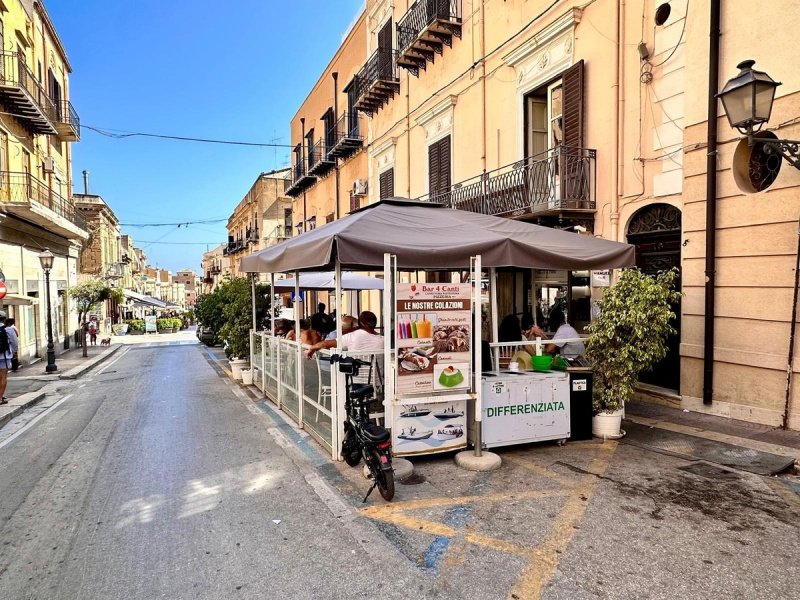 Edifício comercial em Castellammare del Golfo
