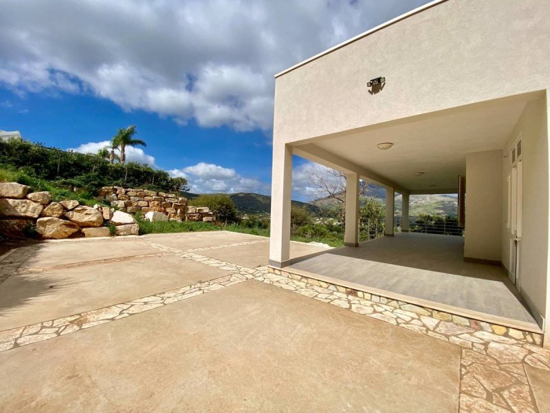 Особняк из двух квартир в Кастелламмаре-дель-Гольфо