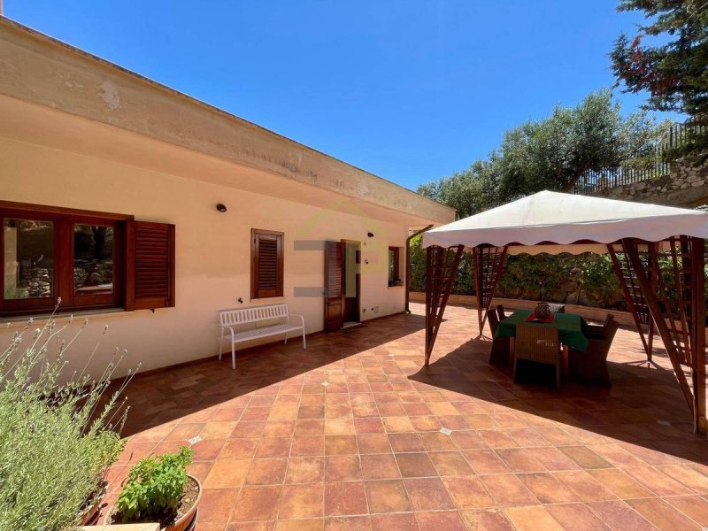 Villa a Castellammare del Golfo