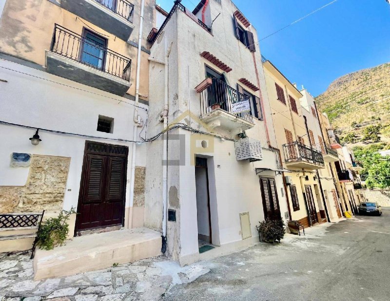 Half-vrijstaande woning in Castellammare del Golfo