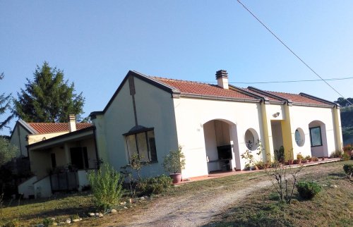 Klein huisje op het platteland in Massignano