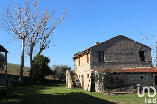 Klein huisje op het platteland in Morrovalle