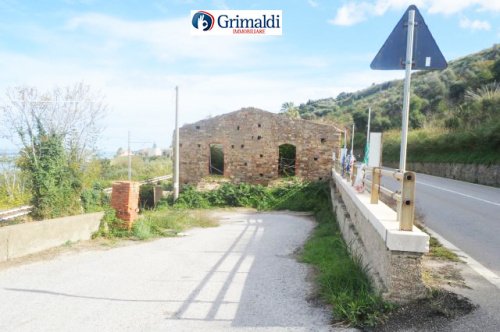 Klein huisje op het platteland in Santo Stefano di Camastra