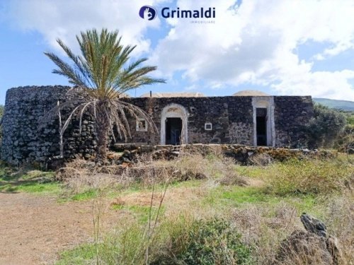 潘泰萊里亞石洞屋