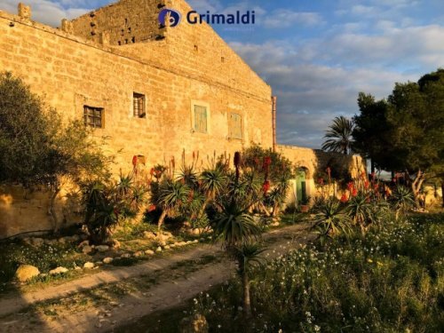 Klein huisje op het platteland in Mazara del Vallo