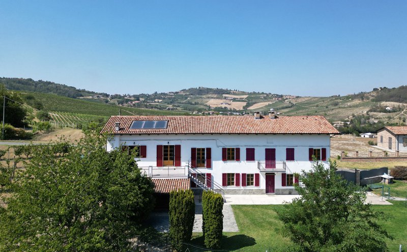 Klein huisje op het platteland in Costigliole d'Asti