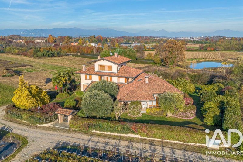 Moradia em Vertemate con Minoprio