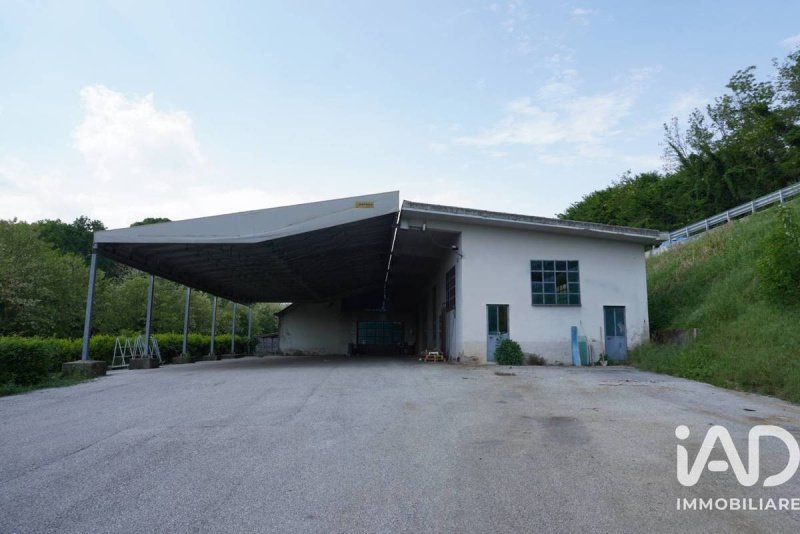 Kommersiell byggnad i Senna Comasco