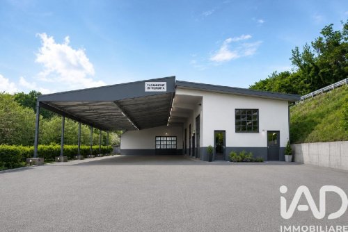 Kommersiell byggnad i Senna Comasco