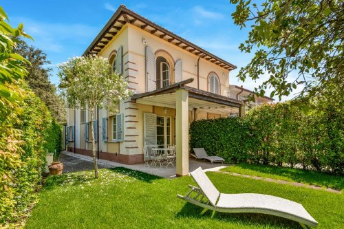 Top-to-bottom house in Forte dei Marmi