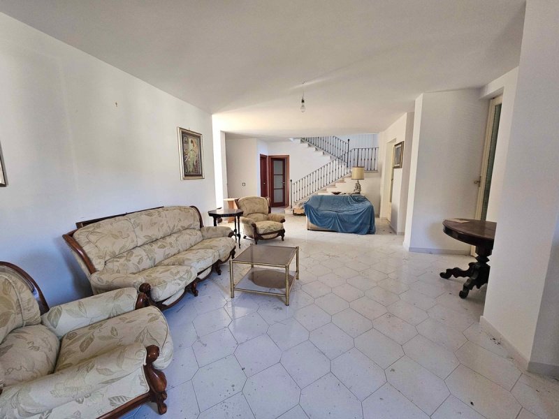 Detached house in Atina